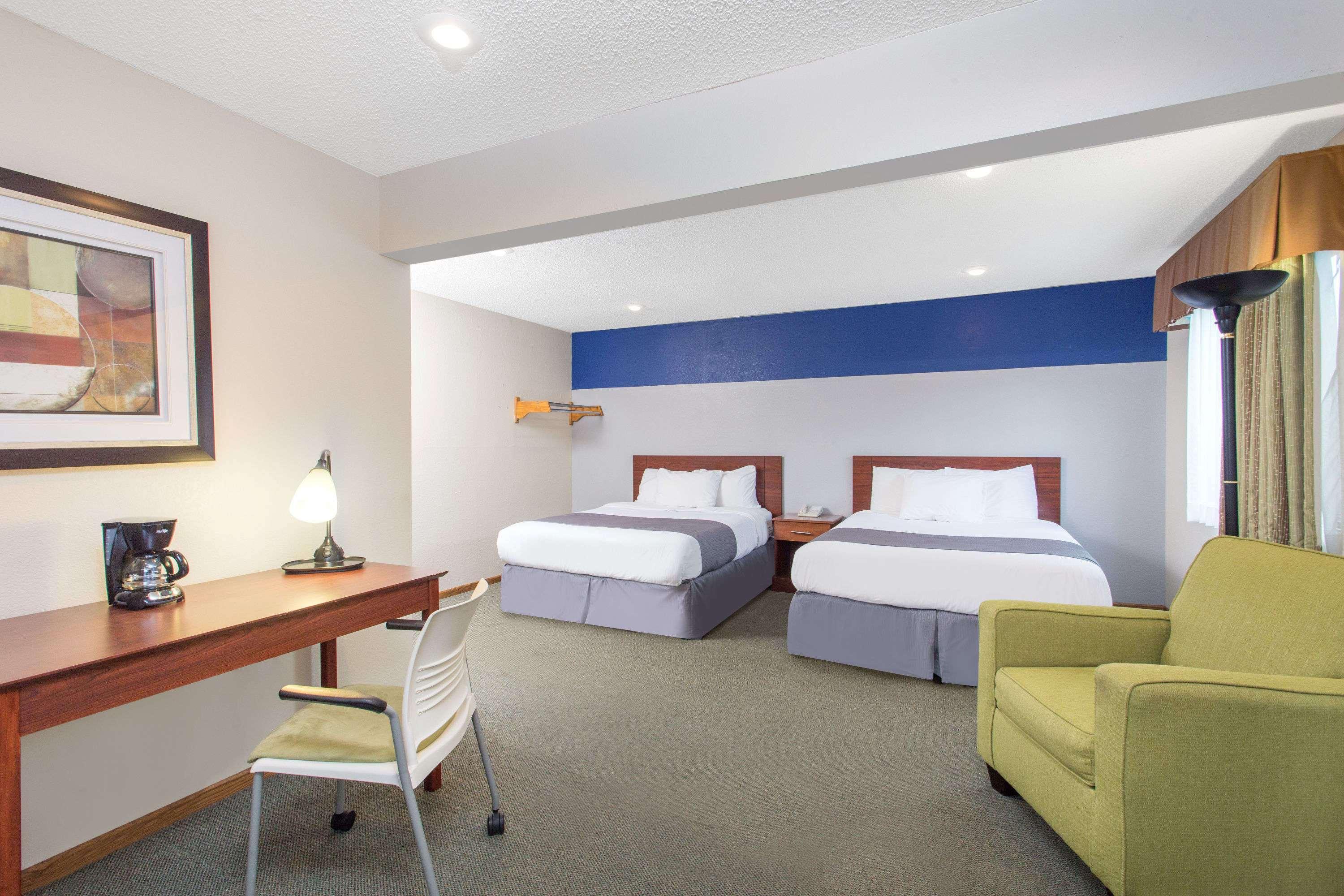 Baymont By Wyndham Dubuque Hotel Exterior foto