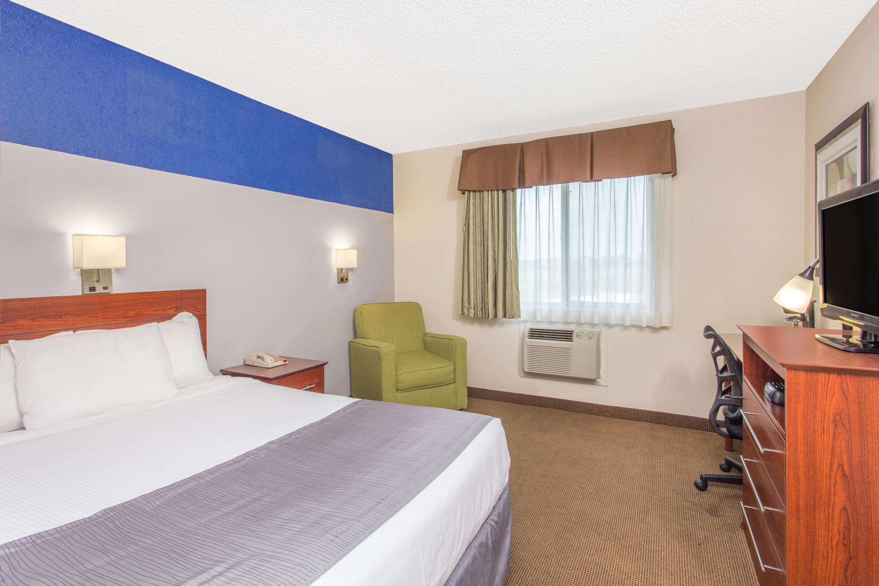 Baymont By Wyndham Dubuque Hotel Exterior foto
