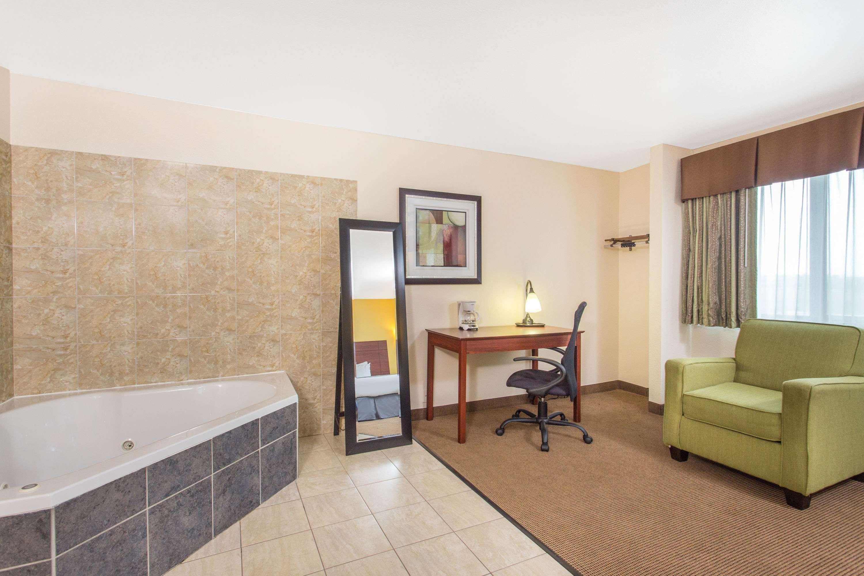 Baymont By Wyndham Dubuque Hotel Exterior foto