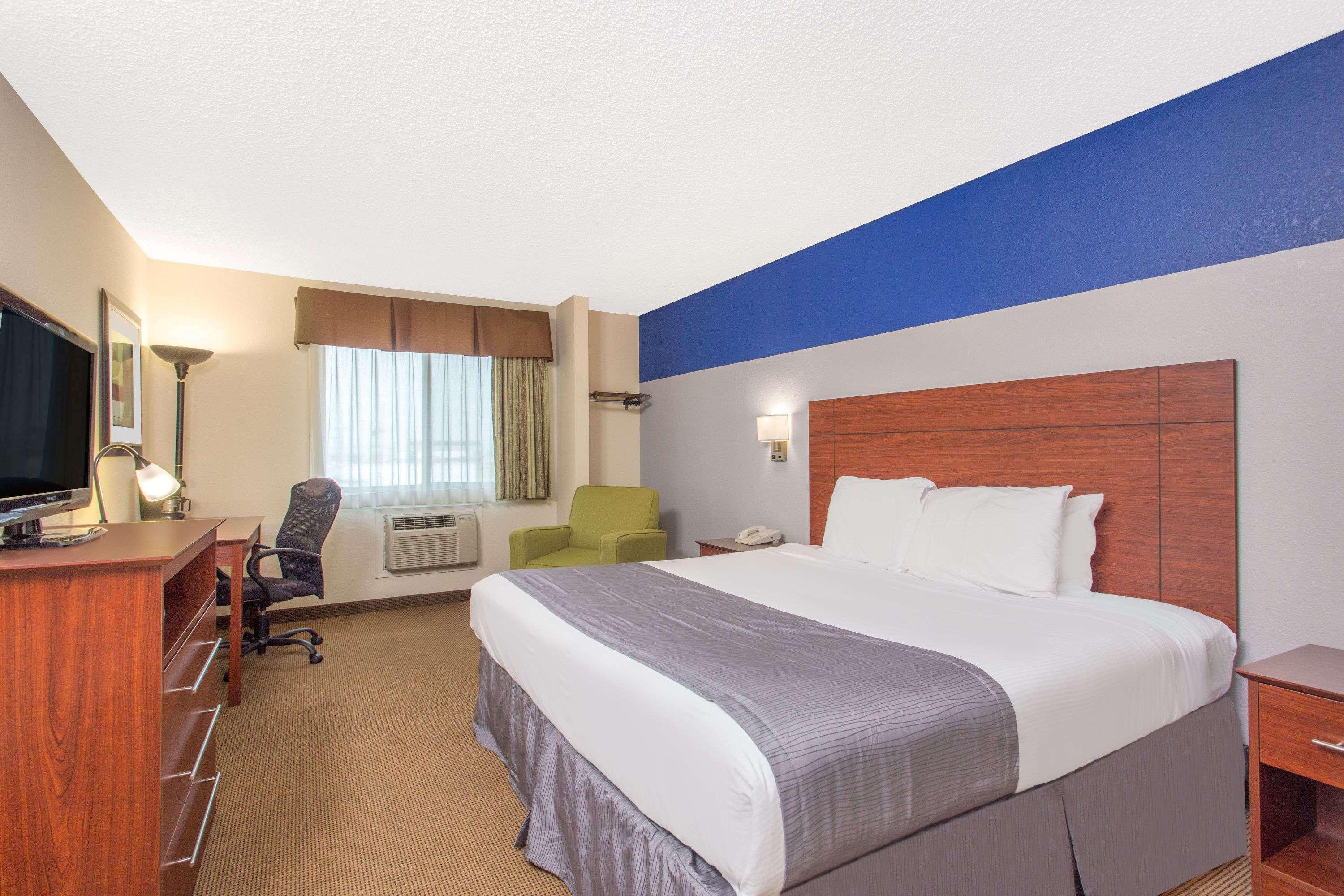 Baymont By Wyndham Dubuque Hotel Exterior foto