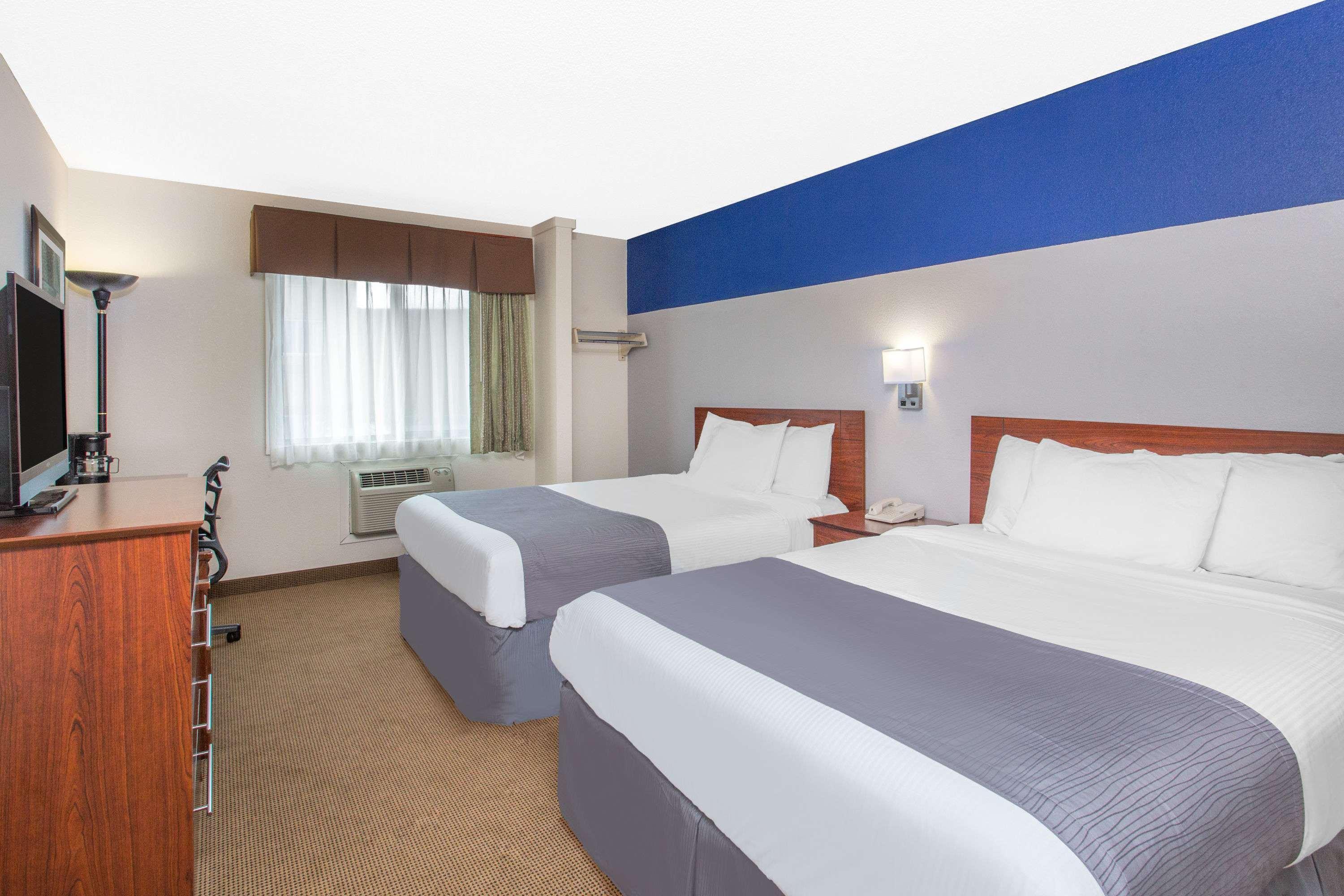 Baymont By Wyndham Dubuque Hotel Exterior foto