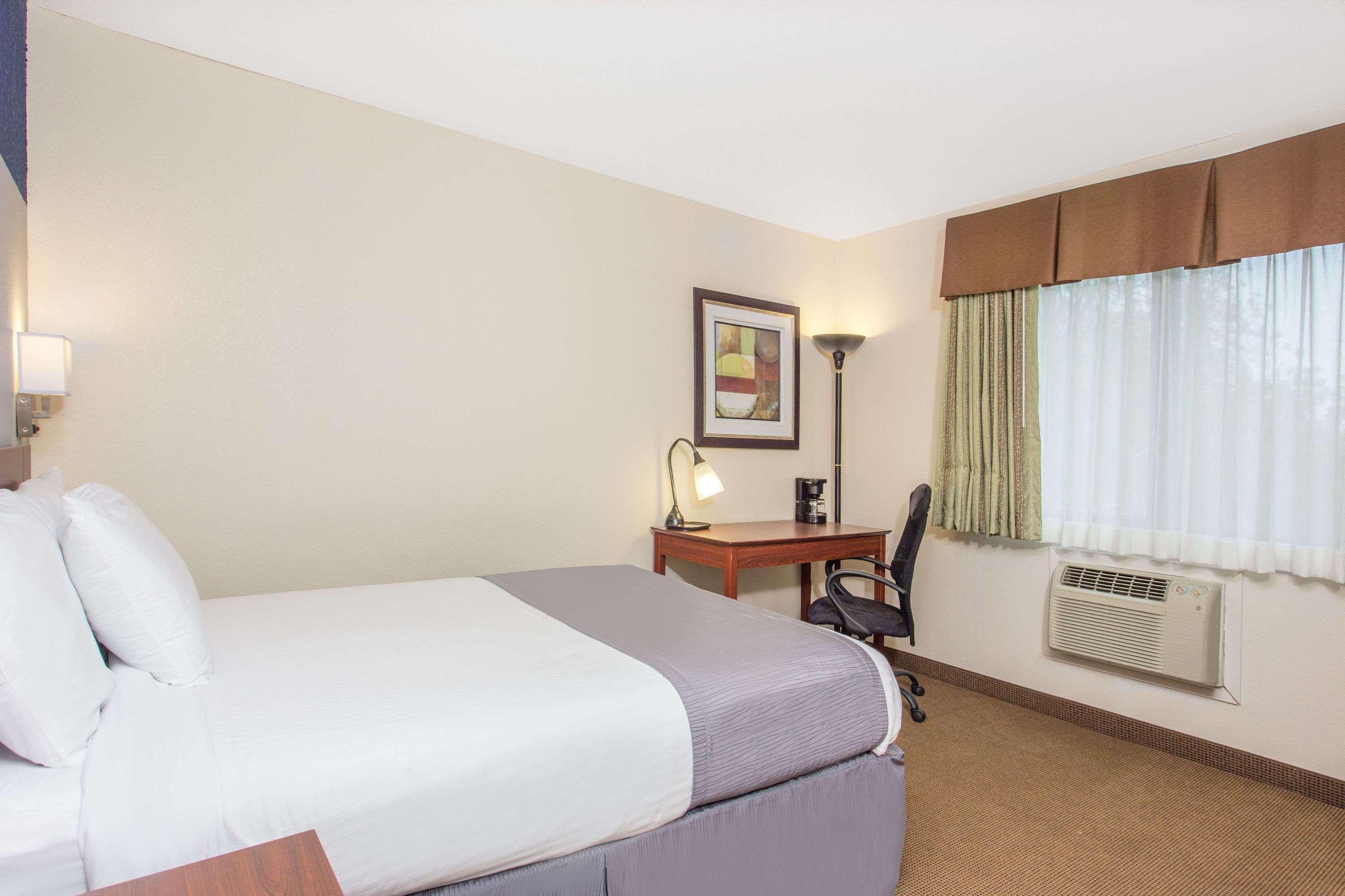 Baymont By Wyndham Dubuque Hotel Exterior foto