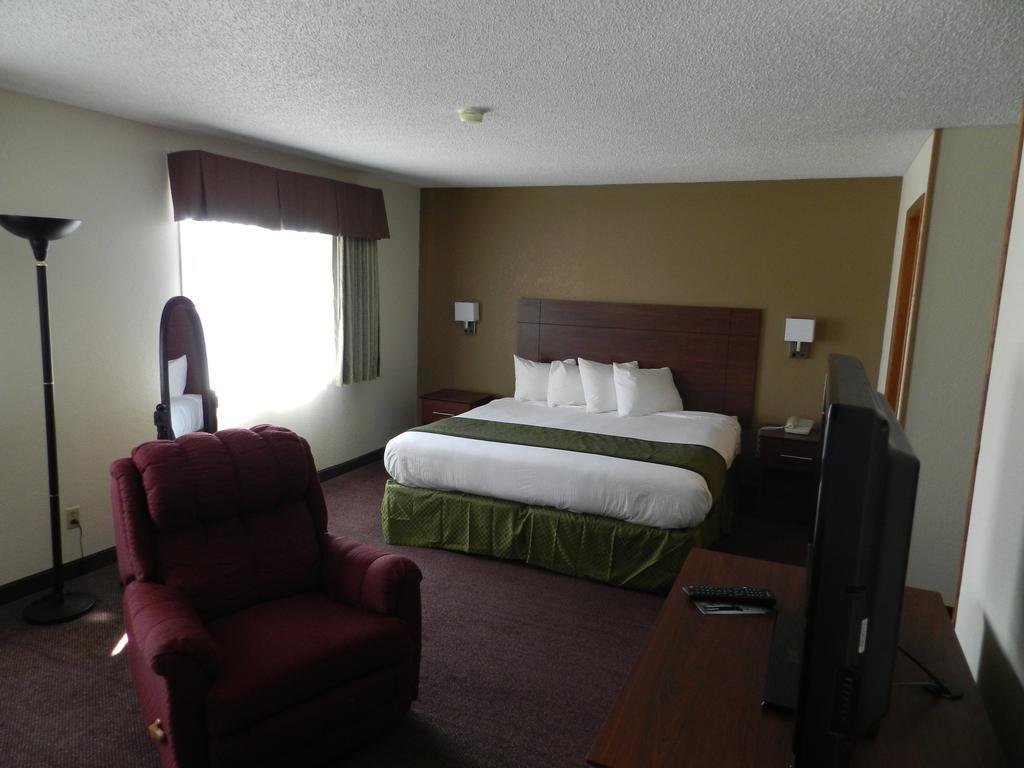 Baymont By Wyndham Dubuque Hotel Exterior foto