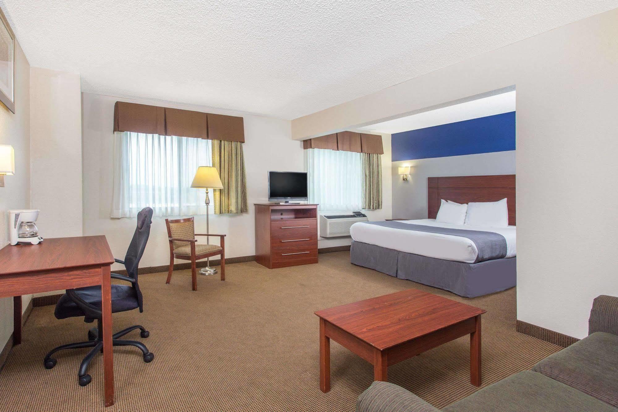 Baymont By Wyndham Dubuque Hotel Exterior foto